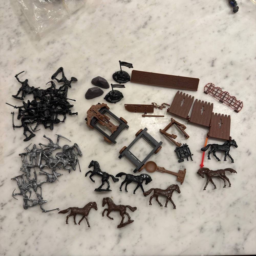 Vintage Toy Soldiers‎ Medieval Knights Figures Horses Castle Siege Lot Playset